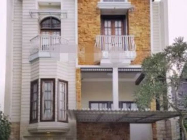 Jual rumah queen town citraland surabaya barat