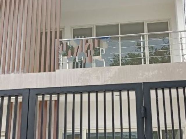 Rumah di Raya Pucang Anom, Strategis, Nol Jalan - ahrbo