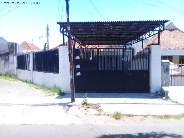 Rumah di Jagir Pacar Keling, Strategis