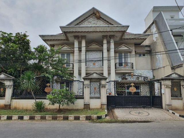 Dijual Rumah Model Classic Gayungsari Barat MEWAH