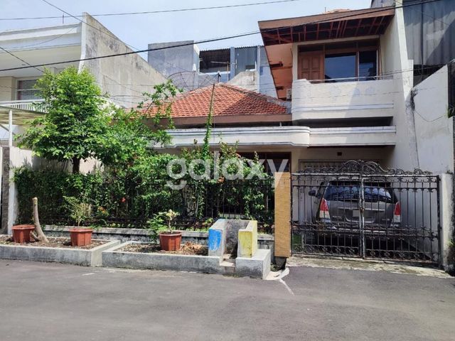 Rumah Kertajaya Indah Surabaya Timur Lantai Hadap Selatan