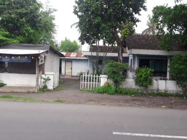 Rumah nol jalan raya ds Mangaran kec. Mangaran Situbondo, Strategis