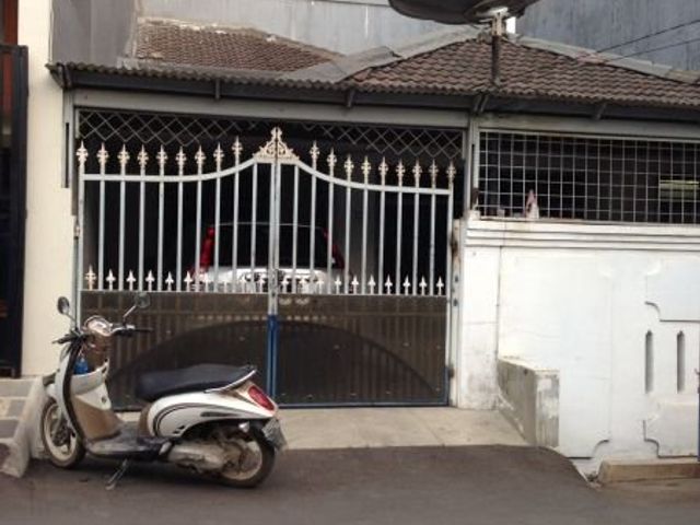 Rumah Tua Muara karang,hadap barat, haga 3,3M nego