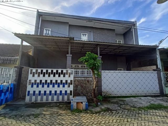 Rumah Wisma Tropodo Jl. Flamboyan Hadap selatan Row jalan 2 mobil