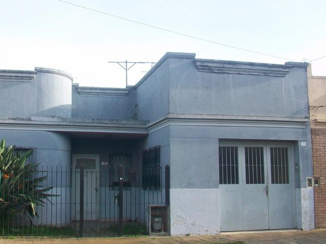 Casa multifamiliar al frente tres ambientes y al fondo cuatro ambientescon garage