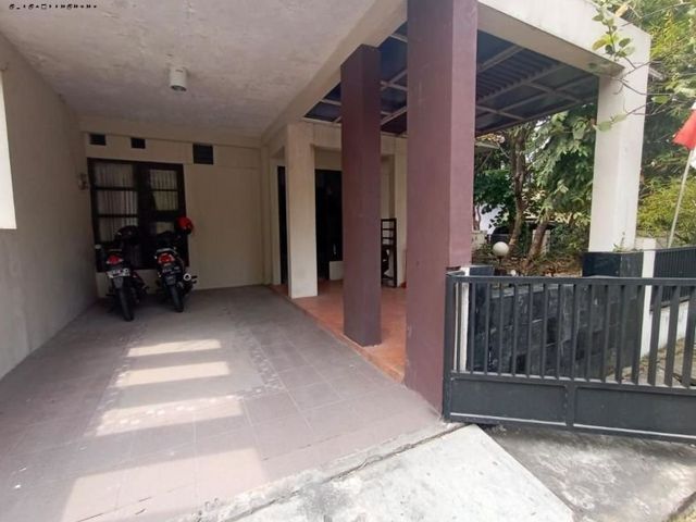 Rumah Puri Surya jaya Hadap selatan timur Dapur model minibar