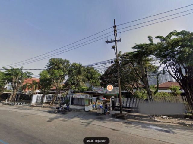 Rumah usaha di tengah kota di raya Tegalsari surabaya pusat