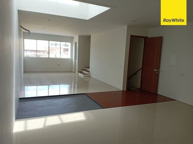 Disewakan Rumah 3 lantai di Graha Natura, Surabaya
