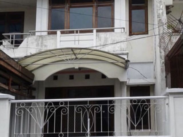 rumah minimalis 2 lantai di Perum putat indah timur surabaya