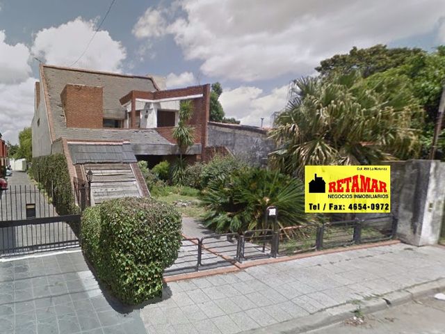 Chalet en dos plantas de 240 m2 cubiertos sobre lote de 10m por 53m en Villa Sarmiento frente al Club Armenio.