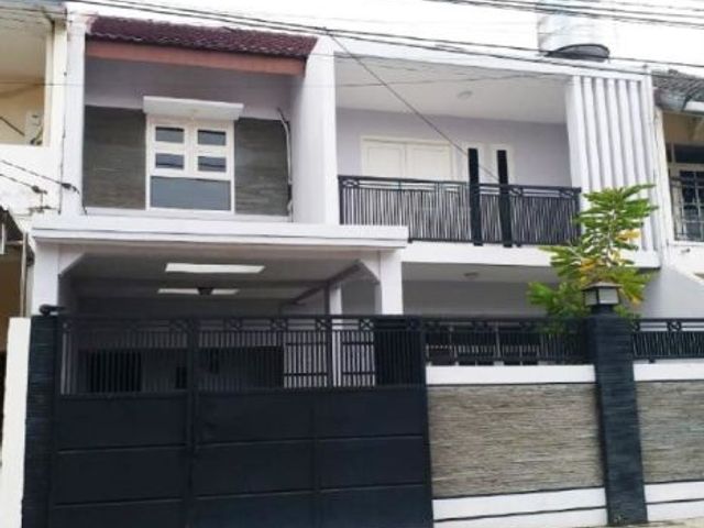 Rumah di Nginden Intan Timur, Hadap Utara