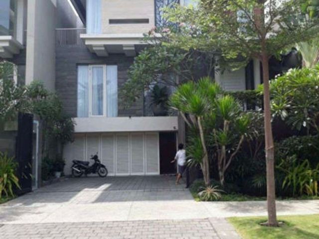 Rumah super ekclusive 3 lantai di grand Peninsula surabaya