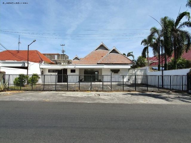 Rumah Pajajaran, Strategis, Hadap: utara