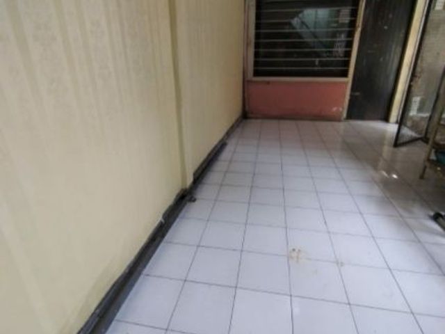 Dijual Rumah Siap Huni Dengan 3 Lantai Di Jl. Patua , Surabaya