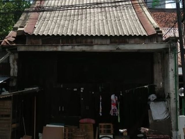 Dijual Rumah Hitung Tanah di Jalan Bongkaran, Surabaya