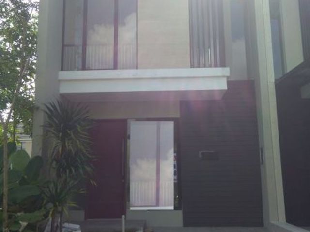 Rumah disewakan Northwest Lake Surabaya