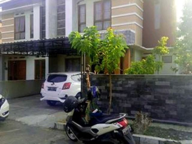 Rumah dua lantai colomadu