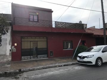 CASA - VENTA - VILLA INSUPERABLE - 2 DEPARTAMENTOS  MAS LOCAL COMERCIAL - IDEAL RENTISTA