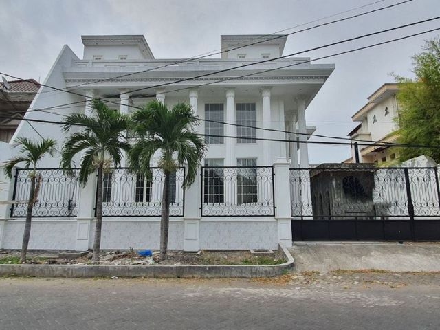 Dijual Rumah Gayungsari Barat New, Classic Style