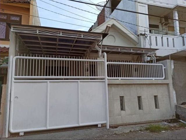 Rumah di Jalan Kanser, Hadap Utara, Row jalan 2 mobil