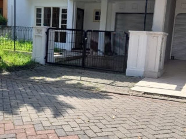 Rumah Jual/Sewa Villa Valencia Surabaya KT