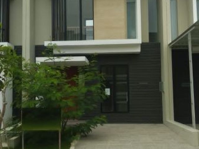 Rumah disewakan Northwest Lake Surabaya
