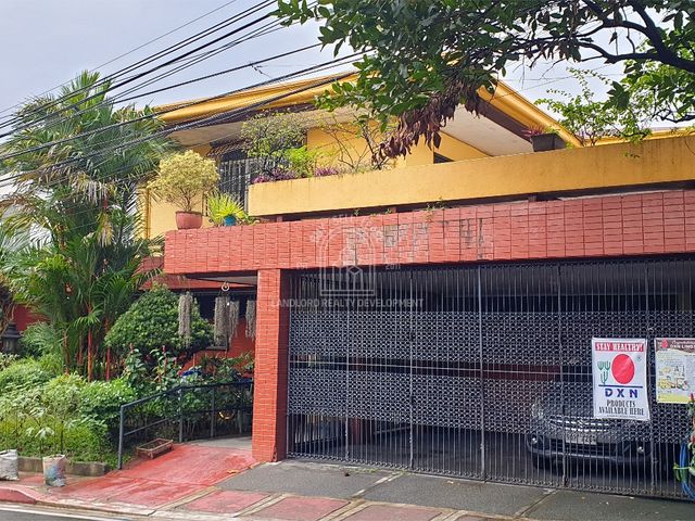 A house near amenities, for sale in Whiteplains, Quezon City