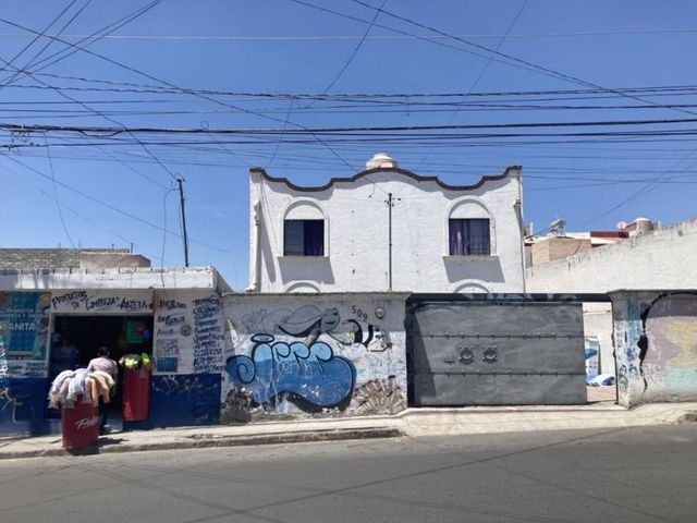 Venta de casa con local comercial y 3 recamaras en Cerrito Colorado