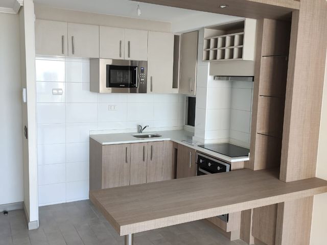 VENTA DEPARTAMENTO DE 2 DORMITORIOS 2 BAÑOS + ESTACIONAMIENTO Y BODEGA / METRO LAS REJAS