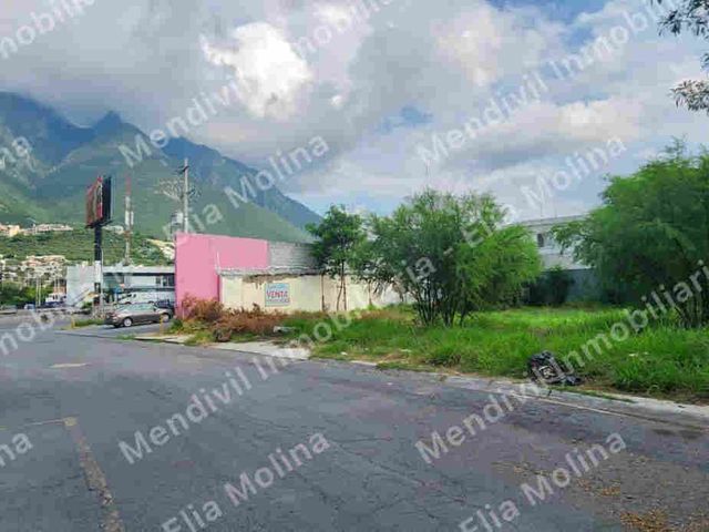 EN MAGNIFICA UBICACION A SOLO UN LOTE DE AVE. REVOLUCION, COL. CONTRY, MTY.