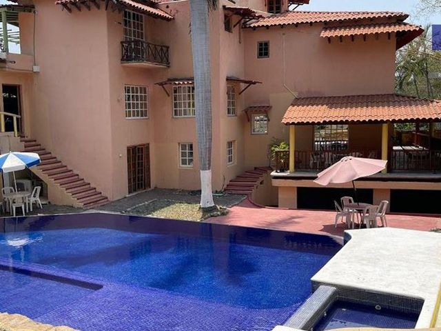 C107 Casa en Venta con piscina 7 recamaras zona Residencial Campo de Golf Ixtapa