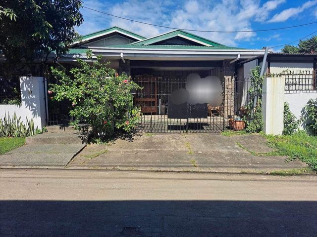 Bungalow House in Sun Valley Subidision Paranaque
