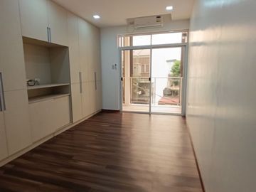 For Sale Townhouse(Residential)   Everlasting St.      Quezon City