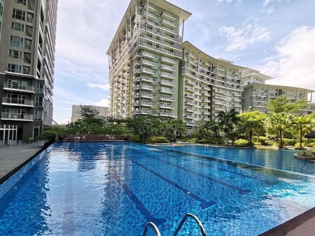 RUSH Sale 2 Bedroom Unit in One Serendra Facing Amenities