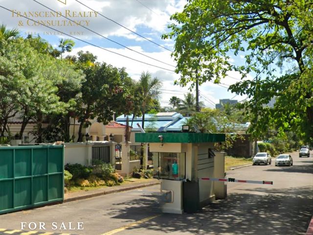 LOT WITH OLD STRUCTURE FOR SALE IN GREENHILLS WEST