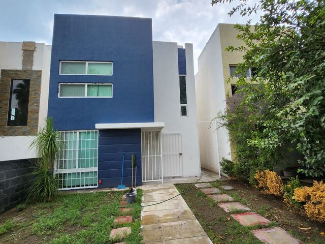 Casa en Fracc. Banús (cerca de Galerías Santa Anita)