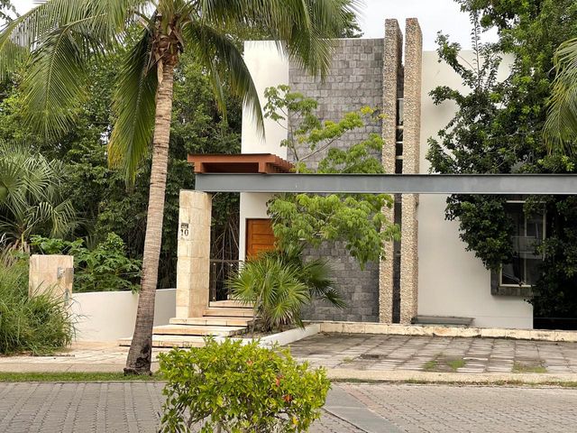 EN VENTA MAGNIFICA Y AMPLIA RESIDENCIA EN PLAYACAR