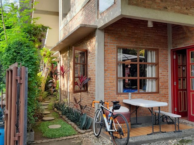 RUMAH DENGAN ARSITEKTUR COUNTRY STYLE AREA KARAWACI - TANGERANG