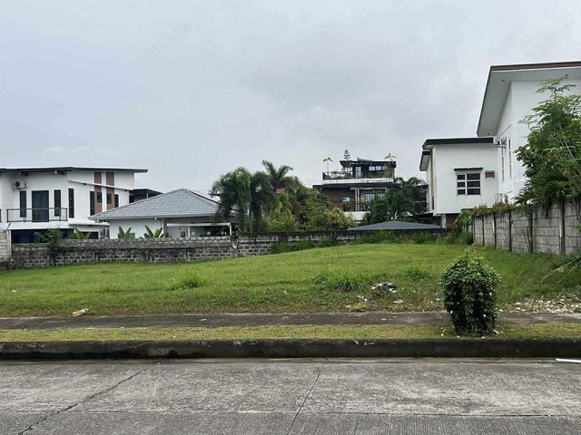 Lot for Sale in Pulu Amsic, exclusive subd near Clark!