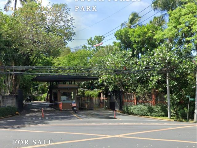 2-STOREY MODERN HOUSE FOR SALE IN SOUTH FORBES PARK, MAKATI