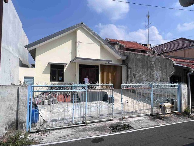 RUMAH DISEWAKAN DI SEMARANG TENGAH 3 KAMAR TIDUR BISA UNTUK TEMPAT TINGGAL DAN USAHA TRUK TRONTON MASUK