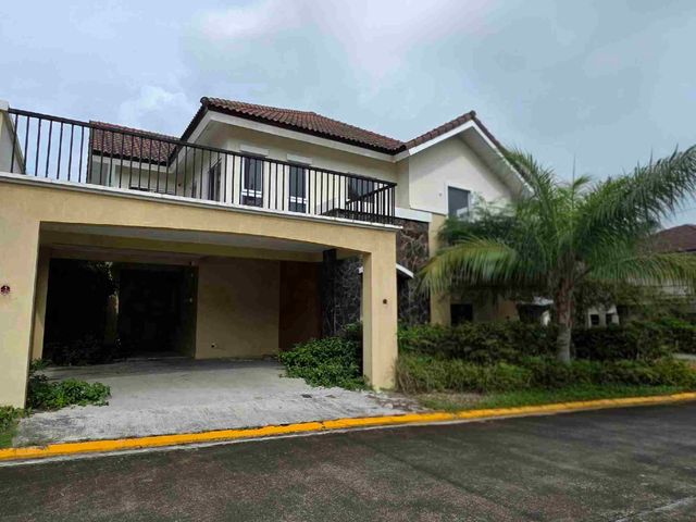 For Sale Ready for Occupancy unit, 3 to 4 Bedrooms , 3T&B, near Unitop, 10 minutes away from SM, neaar St Paul, Accessible to CALAX, Villar City .
