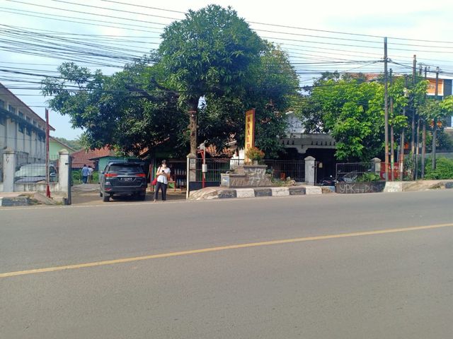 Rumah tua Jalan Veteran Raya Purwakarta 808m, jalan utama, lokasi sangat strategis