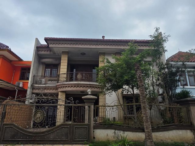 Dijual Rumah Klasik Terawat dan Bagus di Pakuwon Indah, Surabaya