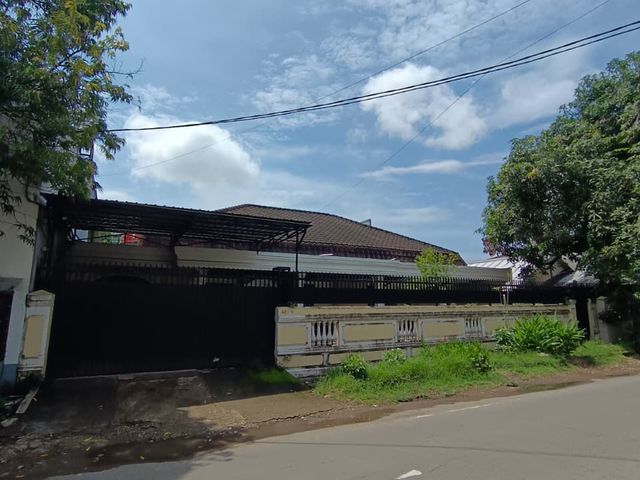 Rumah tua tengah kota makaassar cocok untuk usaha apa saja