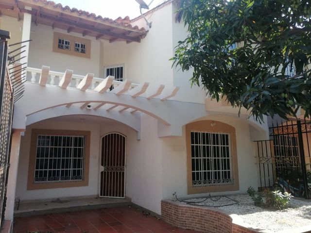 CASA DE 2 PISOS EN LUGAR RESIDENCIAL.-