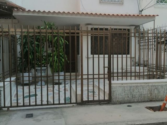 CASA DE 2 PISOS EN LUGAR RESIDENCIAL.-