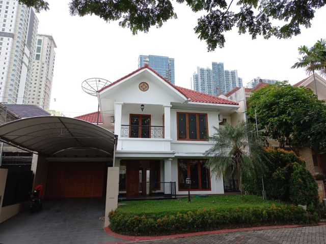 SEWAKAN RUMAH 2 LT , FULL FURNISH DI VILLA REGENCY PAKUWON INDAH SURABAYA,