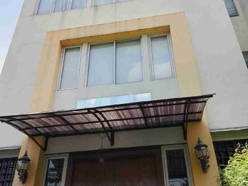 Jakarta Selatan - AC, Balkon, Garasi, Cctv
