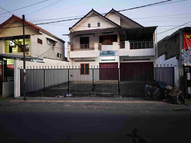 Rumah strategis pinggir jalan raya Parkiran Luas Di Kota Cirebon Cocok Buat Kantor